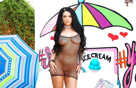 Enticing american dark-haired bombshell Katrina Jade reveals big hooters and vagina outdoor